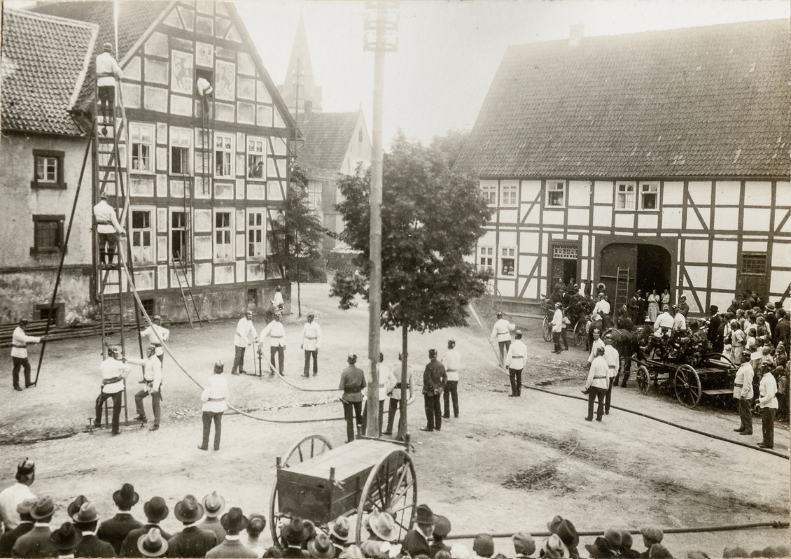 Löschübung 1924 auf das Schulgebäude, heute Standort der Sparkasse