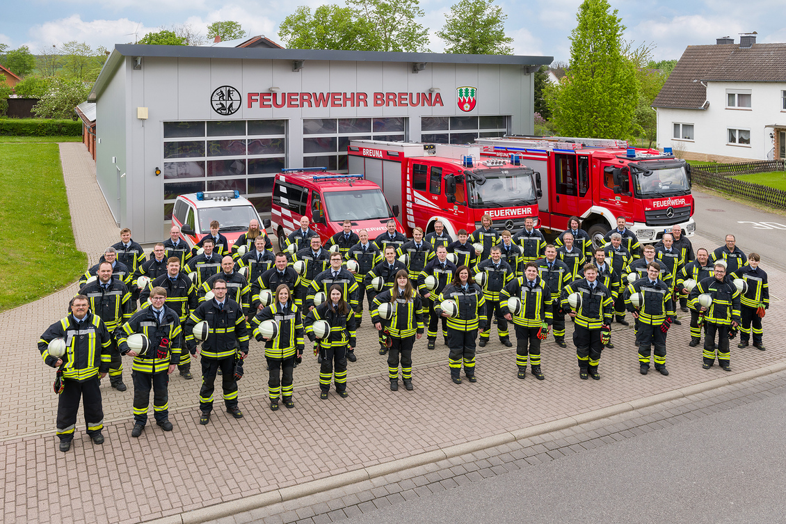 Die Einsatzabteilung der Feuerwehr Breuna vor dem Feuerwehrhaus