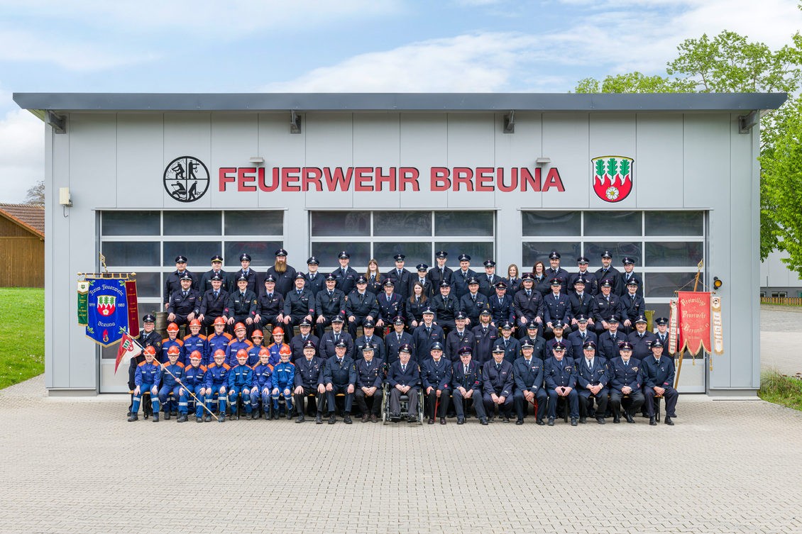 Die gesamte Wehr 2024 vor dem Feuerwehrhaus Breuna